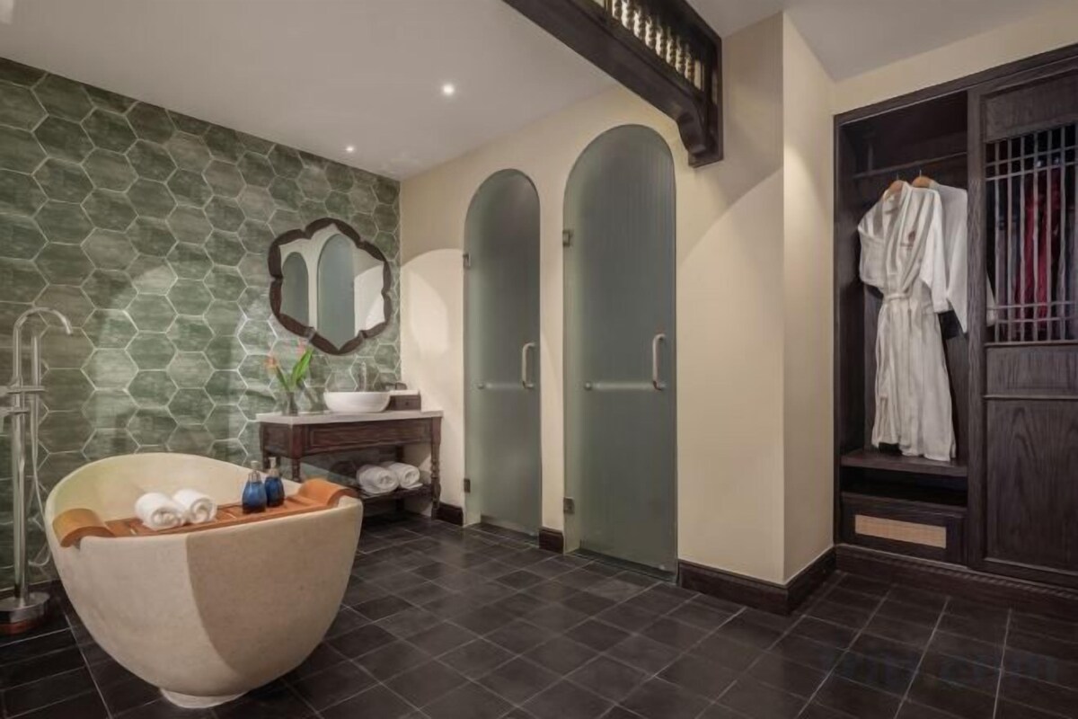 Shower, free toiletries, hair dryer, bathrobes