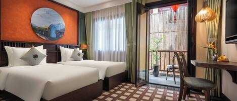 Quarto de hotel com duas camas, um espaço para refeições e vista para o exterior.