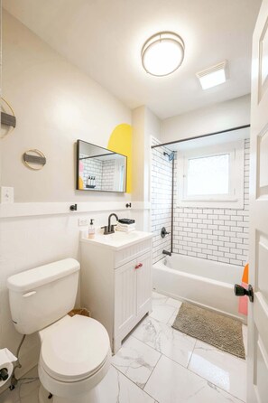 Chuveiro, secador de cabelo, shampoo 