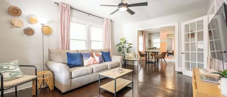 Een televisie en een kantoor