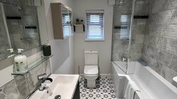 Articles de toilette écologiques, sÚche-cheveux, serviettes fournies