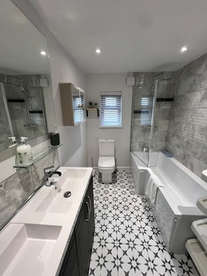 Amenidades de baño ecológicas, secadora de cabello, toallas, jabón