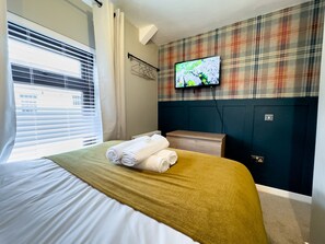 3 bedrooms, desk, iron/ironing board, free WiFi
