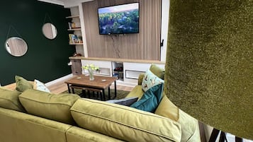 Älytelevisio, videopelejä, DVD-soitin, kirjoja