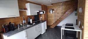 Geladeira, micro-ondas, cooktop, cafeteira/chaleira