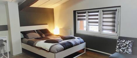 1 soverom, skrivebord, wi-fi (inkludert) og sengetøy