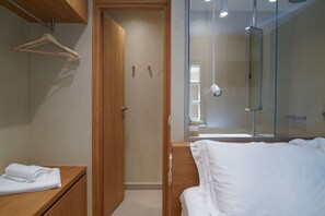 Shower, jetted bath, hair dryer, towels