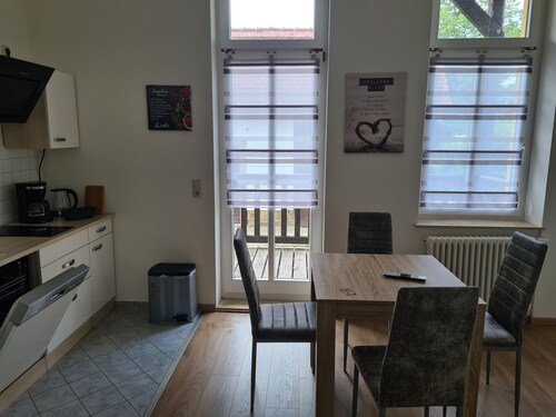 Ferienwohnung 1- Raum mit Balkon, zusätzl. Kinderbett möglich 20min v. Dresden