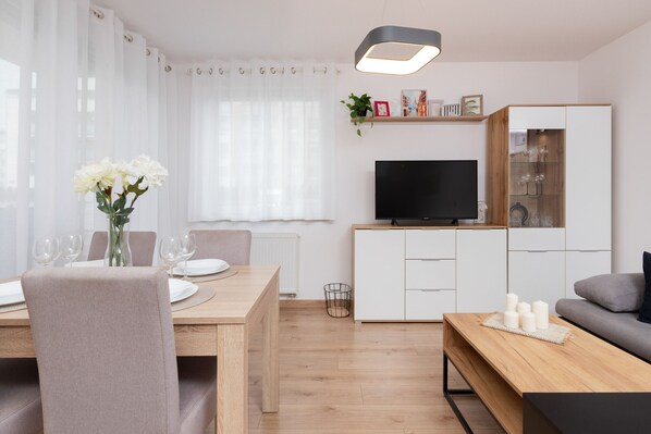 24-inch flat-screen TV with satellite channels, streaming services - Private Garden Apartment by Renters (Gdansk)