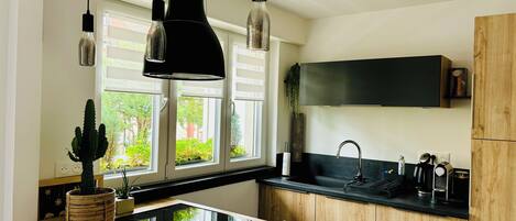 Een koelkast, een microgolfoven, een oven, een kookplaat