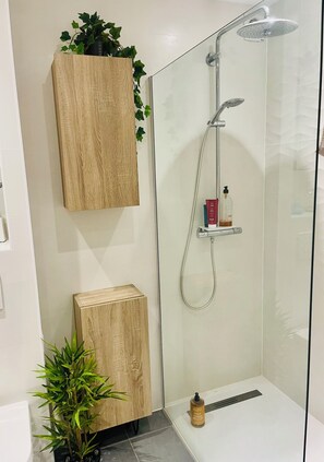 Dusche, umweltfreundliche Kosmetikartikel, Haartrockner, Handtücher