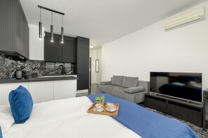 Studio, Balcony | Desk, laptop workspace, free WiFi, bed sheets