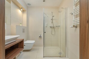 Studio, Balcony, Beachside | Bathroom | Shower, towels, toilet paper - Promenada Gwiazd Balkon by Renters (Miedzyzdroje)