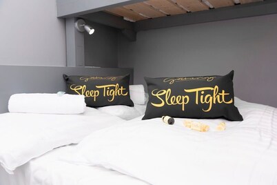 The Lower Gathering - Wrexham Town Centre - Sleeps Up To 10