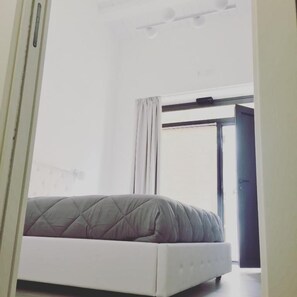 Literie de qualité supérieure, matelas mémoire de forme, minibar, bureau