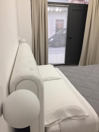 Ropa de cama de alta calidad, colchones con efecto memoria y minibar