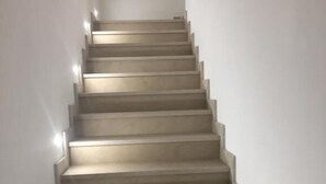 Una escalera con barandilla que sube.