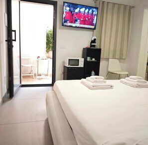 Exclusive-Zimmer | Hochwertige Bettwaren, Betten mit Memory-Foam-Matratzen, Minibar