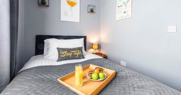 5 bedrooms, iron/ironing board, WiFi, bed sheets