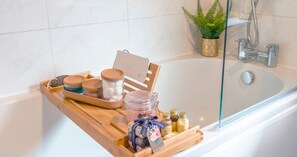 Shower, hair dryer, towels - The Gathering 4 - Chester City Centre – Sleeps 14 (Chester)