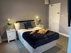 9 chambres, fer et planche à repasser, Wi-Fi, draps fournis