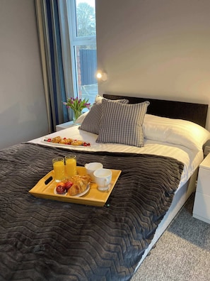 9 chambres, fer et planche à repasser, Wi-Fi, draps fournis