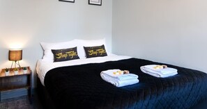 4 bedrooms, iron/ironing board, WiFi, bed sheets - The Bishophill Gathering - Sleeps Up To 12 | York (York)