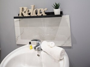 Een douche, een haardroger, handdoeken