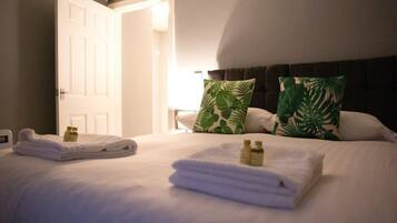 7 bedrooms, iron/ironing board, WiFi, bed sheets