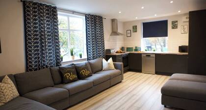 Lower Gathering Sale Nr Manchester - Sleeps 13