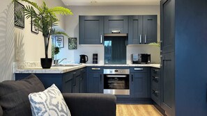 ثلاجة، ميكروويف، فرن، موقد طهي مسطح