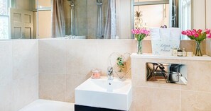 Dusj, hårføner og håndklær