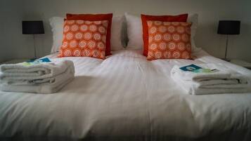 5 bedrooms, iron/ironing board, WiFi, bed sheets