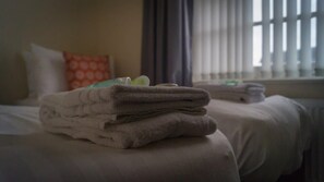 5 chambres, fer et planche à repasser, Wi-Fi, draps fournis