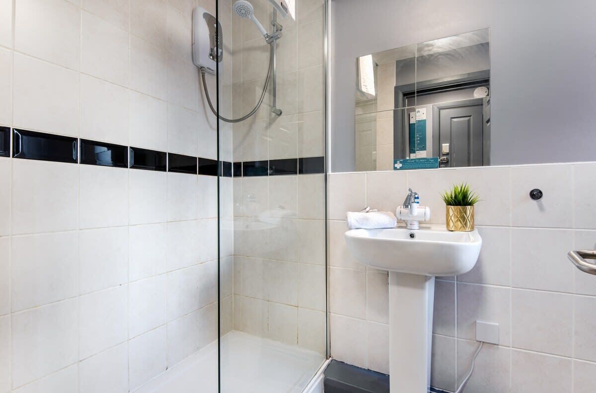 Shower, hair dryer, towels