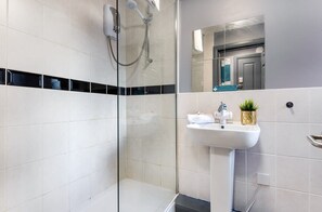 Shower, hair dryer, towels - The Eisteddfod 2 Bed Apartment | Central Wrexham (Wrexham)