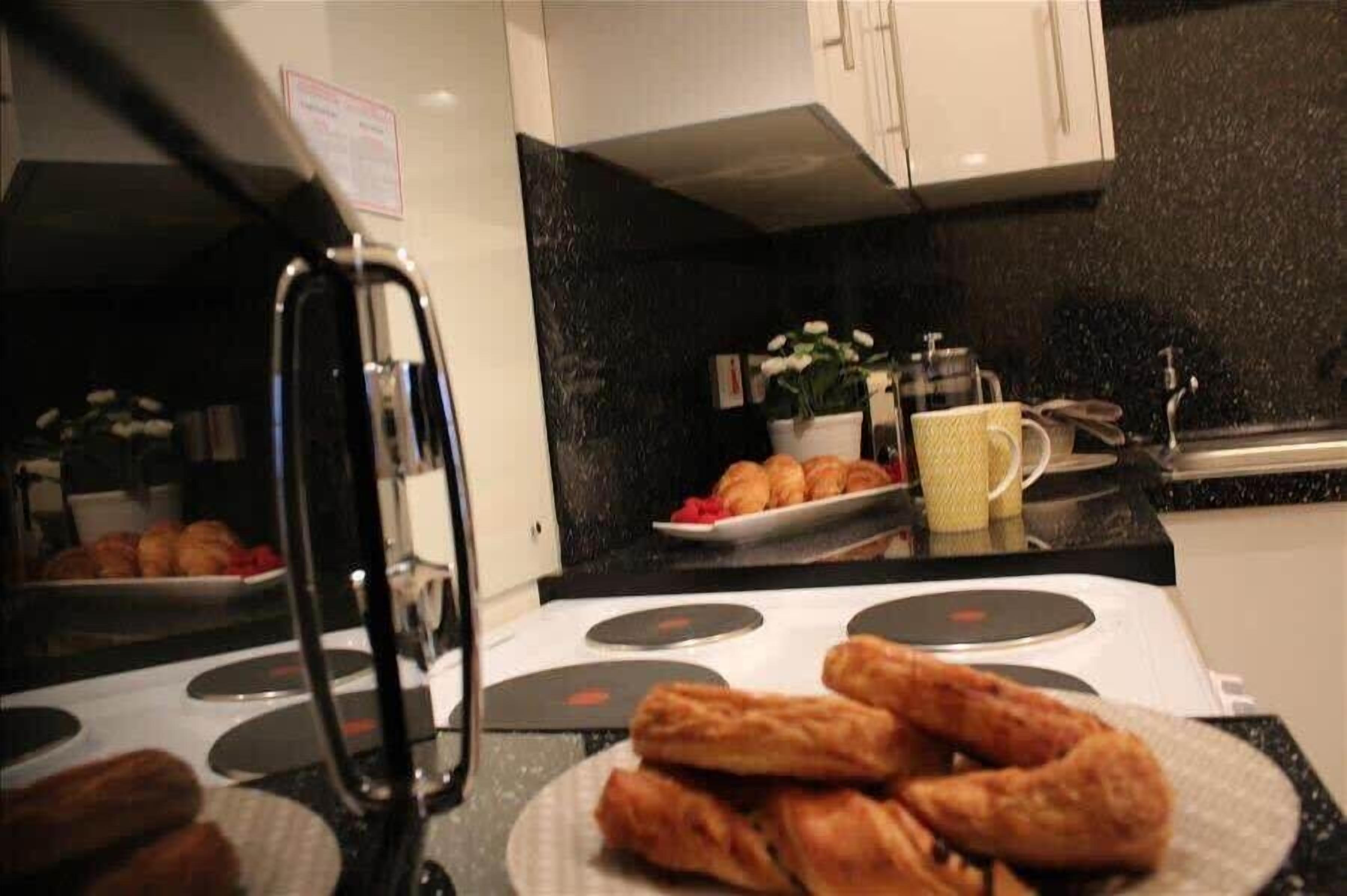 Geladeira, micro-ondas, fogão, torradeira