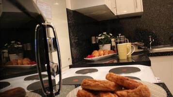 Geladeira, micro-ondas, fogão, torradeira