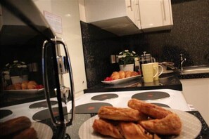 Geladeira, micro-ondas, fogão, torradeira