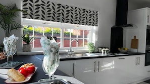 Fridge, microwave, oven, stovetop - The Cheshire Gathering - Hot Tub 8 Bedroom (Chester)