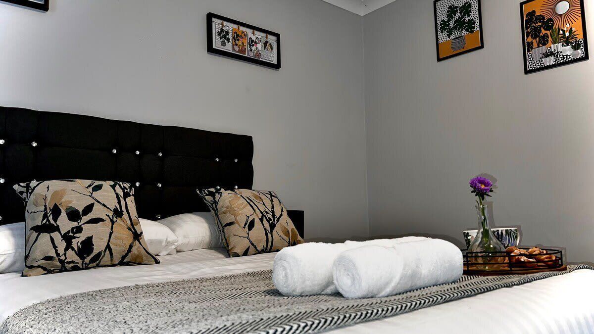 8 habitaciones, tabla de planchar con plancha, wifi y ropa de cama 