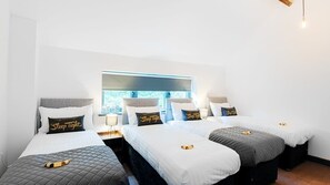 4 bedrooms, iron/ironing board, WiFi, bed sheets - The Leeds Gathering - Hot Tub - EV Charging (Leeds)