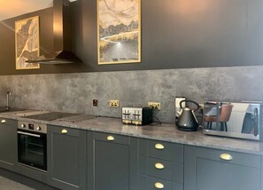 Kjøleskap, mikrobølgeovn, ovn og kokeplater