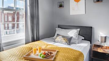 5 bedrooms, iron/ironing board, WiFi, bed sheets