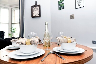 Wrexham Central Stay Apartment Six - Sleeps 5