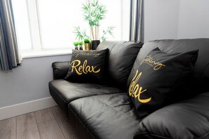 TV, offices - Wrexham Central Stay Apartment Six - Sleeps 5 (Wrexham)