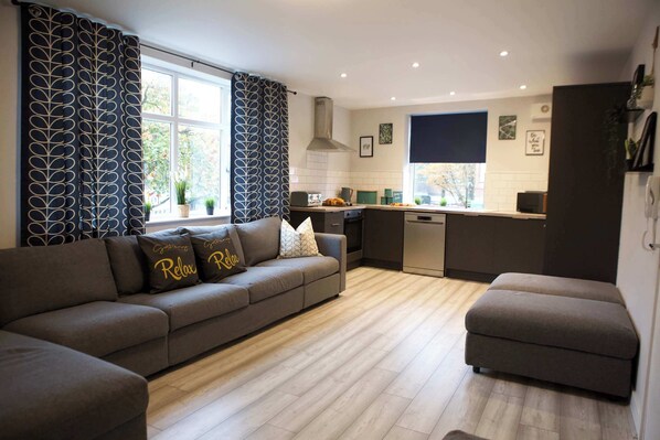 TV, offices - The Gathering Manchester in Sale - Sleeps Up To 22 (Sale)