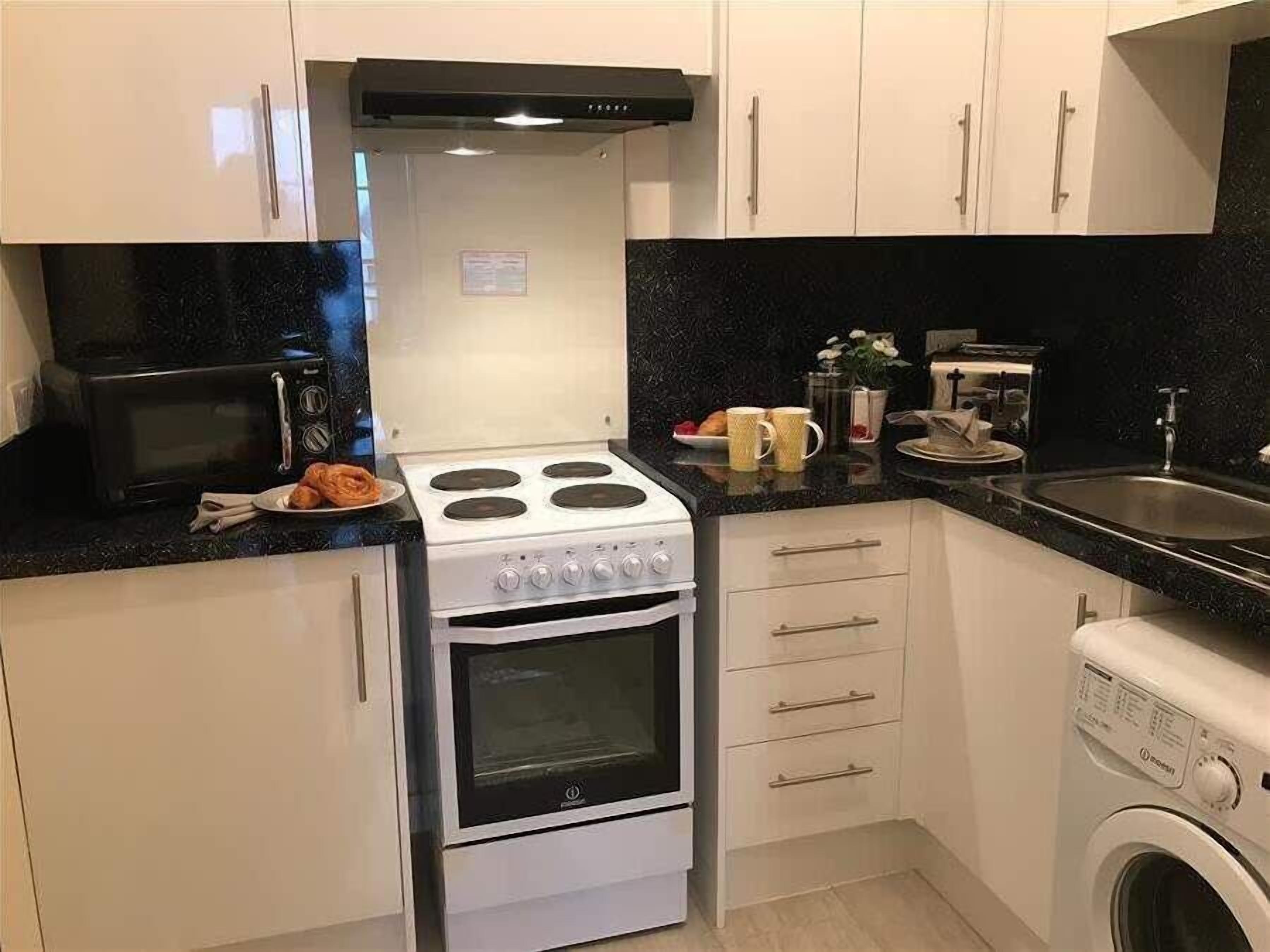 Geladeira, micro-ondas, fogão, torradeira