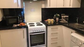 Geladeira, micro-ondas, fogão, torradeira