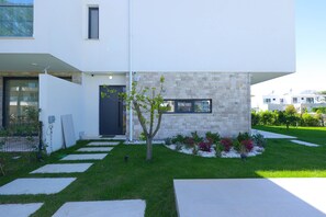 Front of property - Sanpietro Vacation Rentals  (Ishëm)